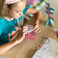 ערכה להכנת צמידים ומעמד