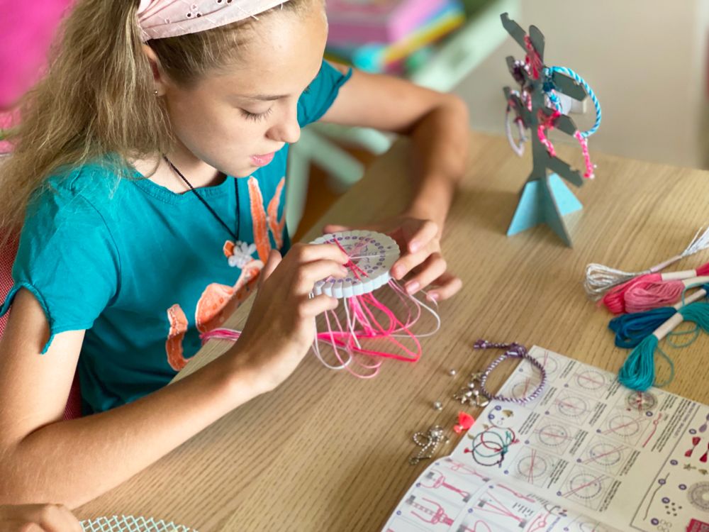 ערכה להכנת צמידים ומעמד