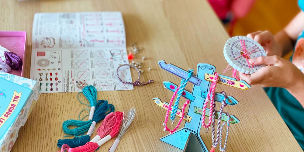 ערכה להכנת צמידים ומעמד