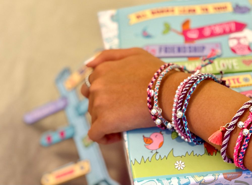 ערכה להכנת צמידים ומעמד